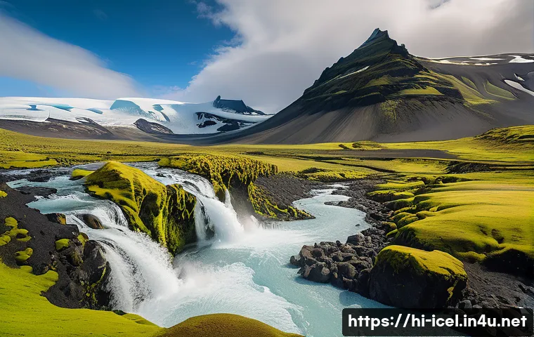 아이슬란드 기후 변화 영향 - A breathtaking panoramic view of Iceland&rsquo;s Vatnaj&ouml;kull glacier rapidly melting under a bright sky, w...